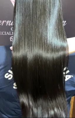 Cabelo longo, liso e com brilho após alinhamento