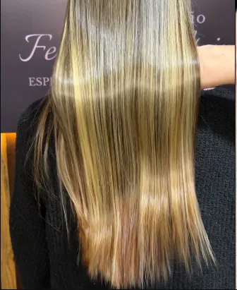 Cabelo longo e liso com mechas loiras visto de costas