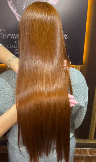 Cabelo longo e liso em tom ruivo acobreado visto de costas