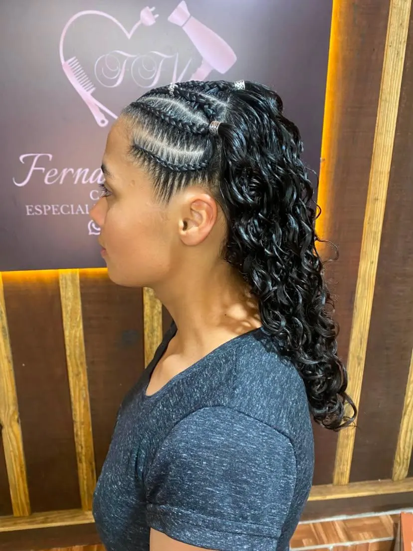 Tranças laterais com cabelo cacheado solto