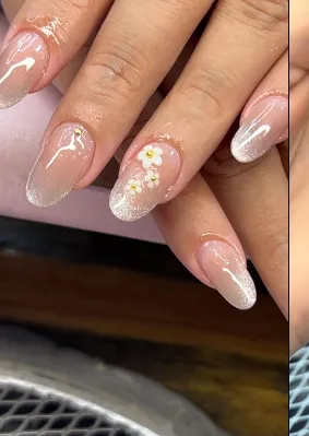 Unhas nude com glitter e flores delicadas