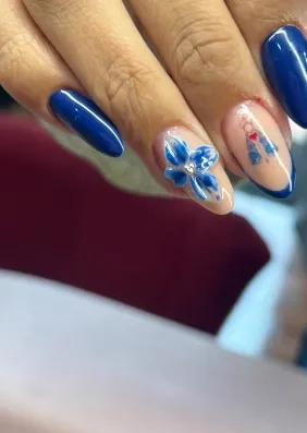 Unhas azuis com flor pintada à mão