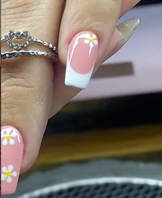Unhas quadradas com francesinha branca e flores delicadas