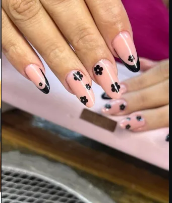 Unhas amendoadas nude com francesinha preta e florzinhas
